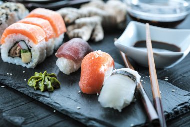 Suşi Sashimi ve suşi ruloları taş levhada servis edilir.