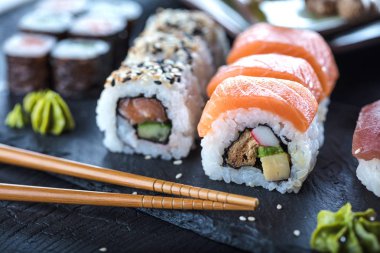 Suşi Sashimi ve suşi ruloları taş levhada servis edilir.