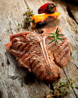 Dana T-bone biftek ahşap tahta üzerinde