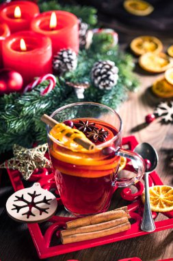 İki bardak sıcak mulled şarap Noel dekorasyonu ile