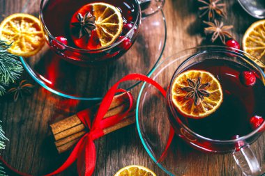 İki bardak sıcak mulled şarap Noel dekorasyonu ile