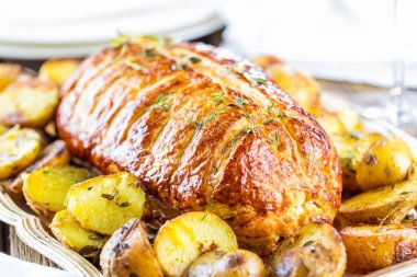 Beef Wellington, klasik biftek yemek rustik ahşap tablo 