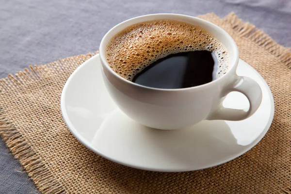 Чашка Горячего Кофе Кофейными Зёрнами — стоковое фото