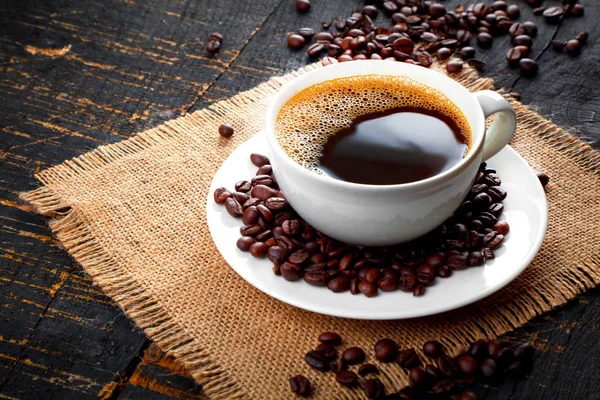 コーヒー豆とホット コーヒーを飲む杯 — ストック写真