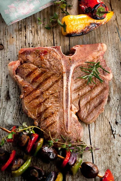 Carne Res Filetes Hueso Sobre Tabla Madera —  Fotos de Stock