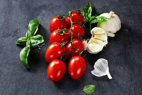 Frische Tomaten Mit Basilikum Knoblauch Und Meersalz Auf Schwarzem Schiefergrund — Stockfoto