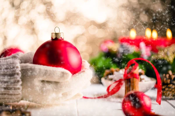 Weihnachtshintergrund Frau Hält Rote Weihnachtskugel Arm — Stockfoto