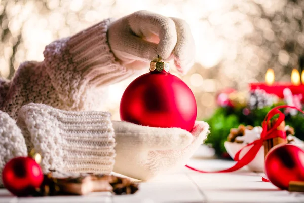 Weihnachtshintergrund Frau Hält Rote Weihnachtskugel Arm — Stockfoto