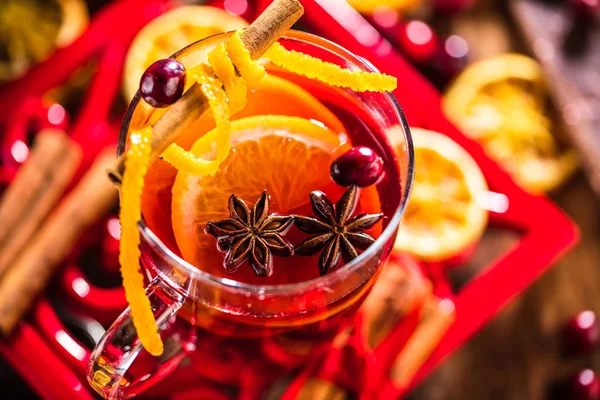 Zwei Gläser Glühwein Mit Weihnachtsdekoration — Stockfoto