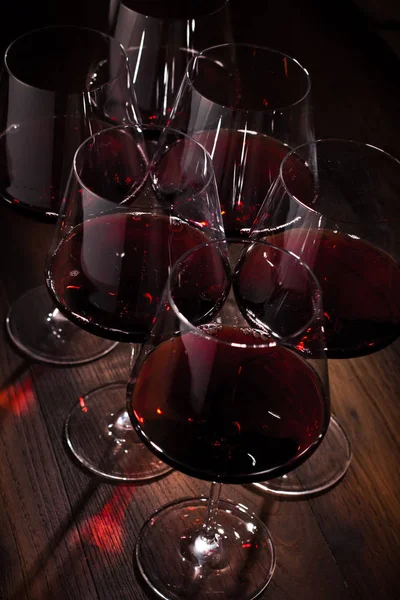 Verre Vin Rouge Sur Table Bois Foncé — Photo