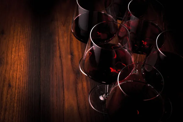暗い木製のテーブルの赤ワインのガラス — ストック写真