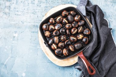 Eski bir tablo üzerinde kestane tavada kavrulmuş kestane hizmet 