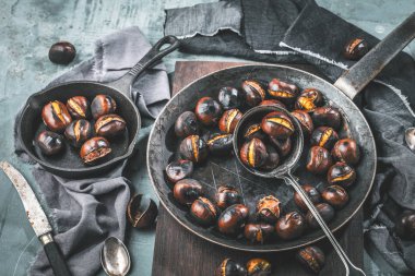 Eski bir tablo üzerinde kestane tavada kavrulmuş kestane hizmet 
