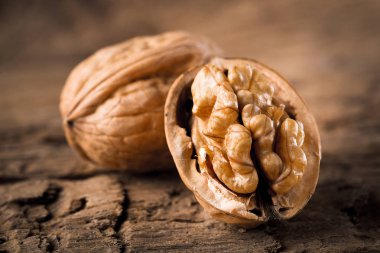 Eski meşe masada rustik ceviz taneleri.