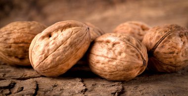 Eski meşe masada rustik ceviz taneleri.