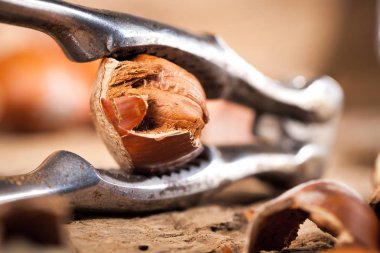 Eski ahşap arka planda fındıklar