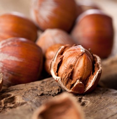 Eski ahşap arka planda fındıklar