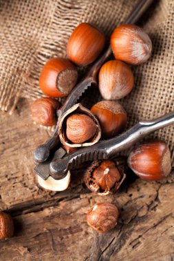 Eski ahşap arka planda fındıklar