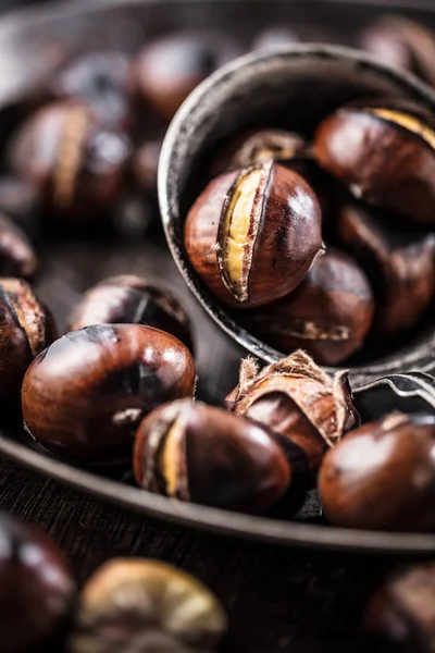 Geröstete Kastanien Der Kastanienpfanne Auf Einem Alten Tisch Serviert — Stockfoto