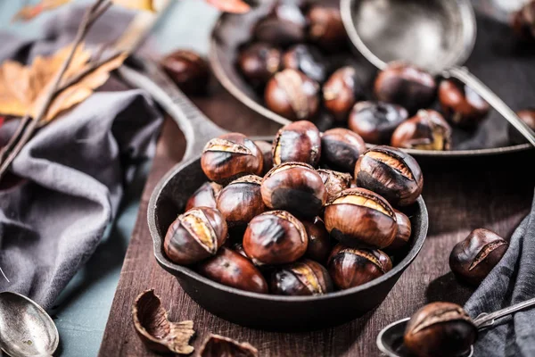 Castagne Arrosto Servite Padella Vecchio Tavolo — Foto Stock