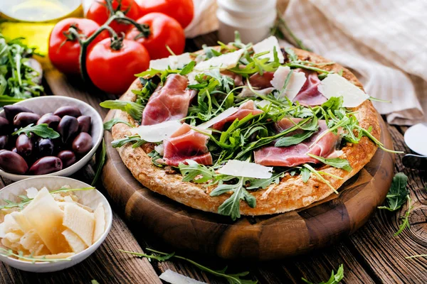 Fresh Rucola Pizza with parma ham — Stock Image Fresh Rucola Pizza Parma Ham Royalty Free Stock Images