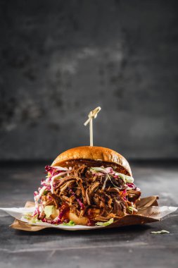 Ev yapımı çekti domuz burger Barbekü sos ile