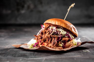 Ev yapımı çekti domuz burger Barbekü sos ile