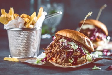 Ev yapımı çekti domuz burger Barbekü sos ile