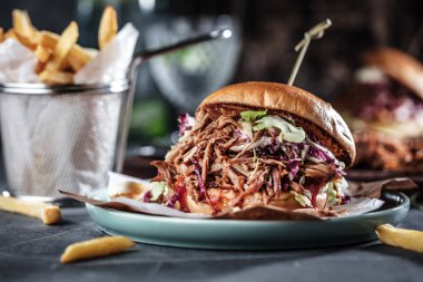 Ev yapımı çekti domuz burger Barbekü sos ile