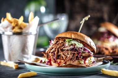 Ev yapımı çekti domuz burger Barbekü sos ile