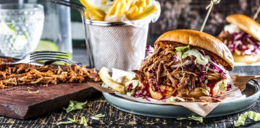 Ev yapımı çekti domuz burger Barbekü sos ile