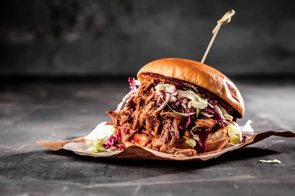 Hausgemachter Pulled Pork Burger Mit Bbq Sauce — Stockfoto