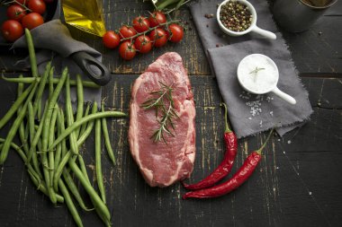 Taze ızgara et. Izgara dana biftek pişmiş ahşap kesme tahtası üzerinde. Üstten Görünüm.