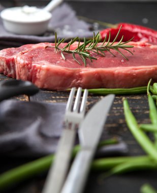 Taze ızgara et. Izgara dana biftek pişmiş ahşap kesme tahtası üzerinde. Üstten Görünüm.