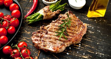 Taze ızgara et. Izgara dana biftek pişmiş ahşap kesme tahtası üzerinde. Üstten Görünüm.