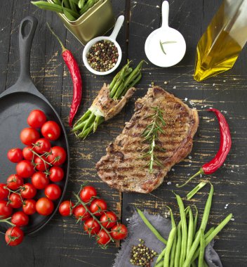 Taze ızgara et. Izgara dana biftek pişmiş ahşap kesme tahtası üzerinde. Üstten Görünüm.