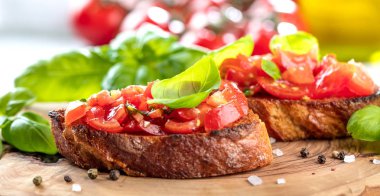 Bruschetta, dilim tost baget fesleğen ile süslenmiş