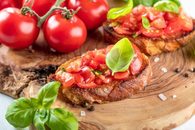 Bruschetta, dilim tost baget fesleğen ile süslenmiş