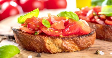 Bruschetta, dilim tost baget fesleğen ile süslenmiş