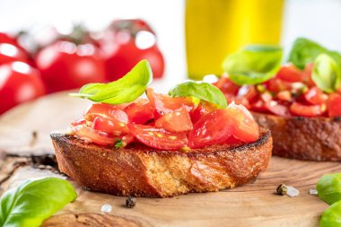 Bruschetta, dilim tost baget fesleğen ile süslenmiş