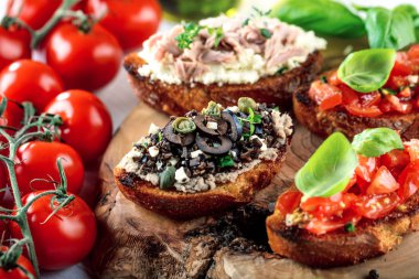 Bruschetta, dilim tost baget fesleğen ile süslenmiş