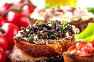 Bruschetta, dilim tost baget fesleğen ile süslenmiş
