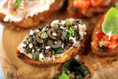 Bruschetta, dilim tost baget fesleğen ile süslenmiş