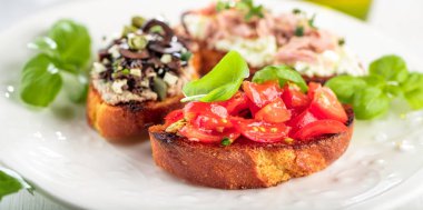 Bruschetta, dilim tost baget fesleğen ile süslenmiş