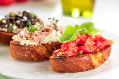Bruschetta, dilim tost baget fesleğen ile süslenmiş