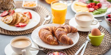 Kahve, portakal suyu ve kruvasan kahvaltı servis