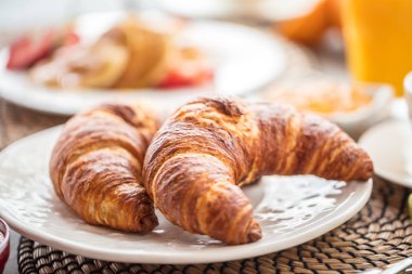 Kahve, portakal suyu ve kruvasan kahvaltı servis