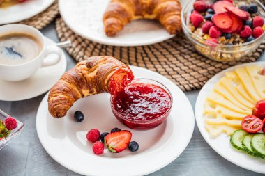 Kahve, portakal suyu ve kruvasan kahvaltı servis