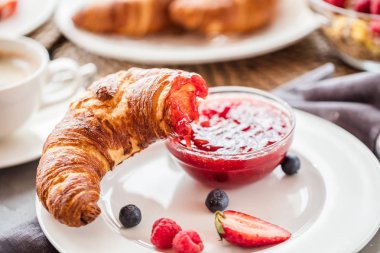 Kahve, portakal suyu ve kruvasan kahvaltı servis