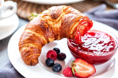 Kahve, portakal suyu ve kruvasan kahvaltı servis